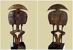 Figure d'ancêtre, gardien de reliquaire.  République gabonaise. Bois, laiton repoussé, lamelles de cuivre, clous de fer, avant fin XIXe&nbsp;siècle. [style à plaque et à lamelles]