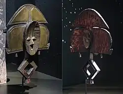 Figure d'ancêtre gardien de reliquaire, janus. Kota, Ndasa. Fin XIXe - début XXe&nbsp;siècle. Bois, alliage cuivreux, cauris. [style à plaque et à lamelles]