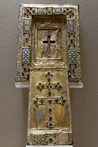 Tableau-reliquaire de la Vraie Croix et couvercle à glissière. Reliquaire byzantin, XIe&nbsp;siècle, Musée du Louvre