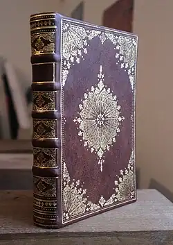 Pastiche d'une reliure à l'éventail.