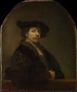 Peinture en couleurs. Tableau dont le format est arrondi sur la partie supérieure. Un homme pose avec un chapeau et un manteau élégants, le coude sur une rembarde.
