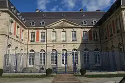 Une partie de la façade ouest du palais abbatial de Remiremont vue depuis la place de Mesdames.