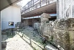 Vestiges d'éléments appareillés en pietra serena. Pièce architecturale conservée au musée du site archéologique de Fiesole.