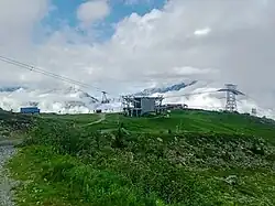 Une cabine au départ de l'Alpette, lieu d'arrivée du téléphérique Vaujany-Alpette visible sur la droite.