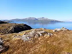 Vue de Nordkvaløya depuis Mikkelvik sur Ringvassøya
