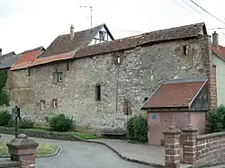 Rempart percé par la rue du 22 novembre (côté gauche)