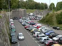 Les remparts, formant le parking Battant