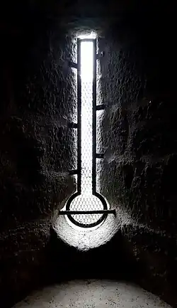 Archère canonnière centrale du rez-de-chaussée vue de l'intérieur de la tour Sainte-Anne.