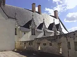 Le Grand Logis vu du chemin de ronde.