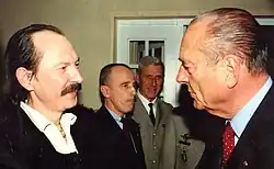 Jacques Chirac remercie René Le Honzec pour la planche originale de l'album Saint-Cyr 200 ans d'Histoire offerte par les Élèves - Officiers