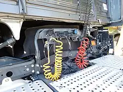 À l'arrière de la cabine d'un tracteur routier.