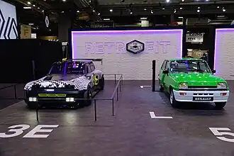 Renault R5 Turbo 3E et une R5 originelle.