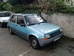 Avant 1987 : calandre Diesel « ouverte », logo central et bouclier sans spoiler