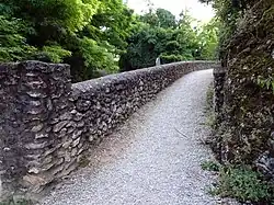 Photographie en couleurs d'une chemin de ronde.