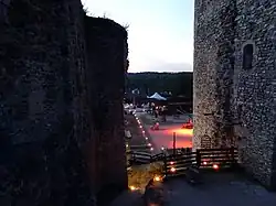 Photographie en couleurs d'illuminations nocturnes d'un vieux château.