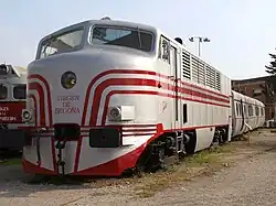 Filets interrompus, tablier blanc.