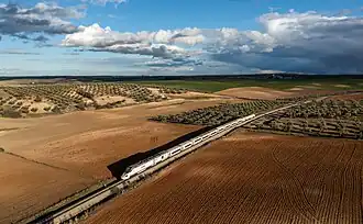 Le train Renfe série S-730 de la ligne LGV Lisbonne-Madrid entre Erustes et Montearagón dans la province de Tolède. Février 2023.