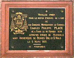 Plaque commémorative du cardinal Place en la Métropole Saint-Pierre de Rennes.