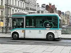 Un Bluebus 6&nbsp;m de la navette gratuite de centre-ville.