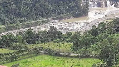 Au pied du déversoir, la double rangée d'arbres en dernier vestige de l'ancien chemin de fer