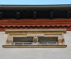 Réquy : fenêtre décorée.