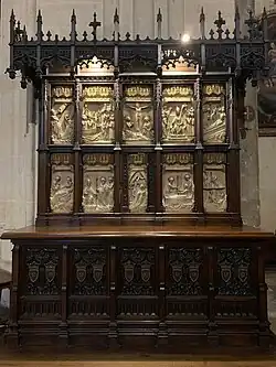 Ce retable relate la légende de saint Martial dans sa partie basse, envoyé par saint Pierre pour évangéliser l'Aquitaine.