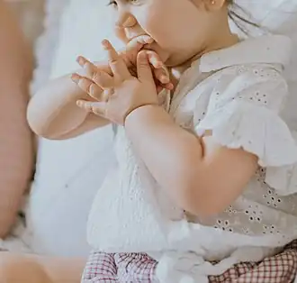 Description de l'image Rett girl with stereotyped hands movements.jpg.