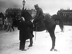 Lors du défilé du 14 juillet 1927, le président Gaston Doumergue serre la main du général Gouraud (à cheval).