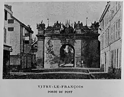 En porte de ville, le pont en arrière plan.