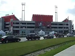 Extérieur d'un bâtiment à plusieurs étages en béton rouge et blanc