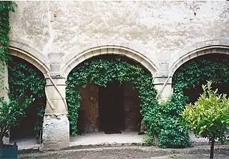 Rez-de-chaussée ouvert avec galerie à 2 arcades et demie et colonnes torsadées (ca 1510).