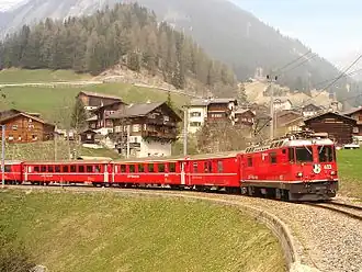 Ge 4/4 II no 623 quittant la gare de Langwies (ligne Coire-Arosa, canton des Grisons).