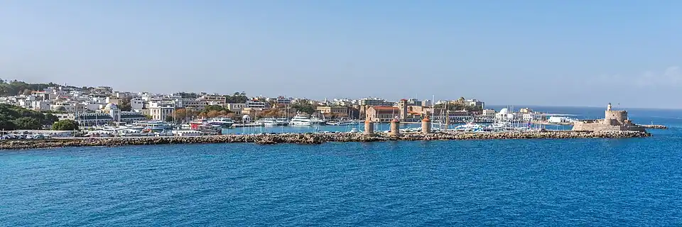 Vue panoramique du vieux port Mandraki de Rhodes