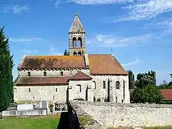 L'église, vue depuis le cimetière au sud.