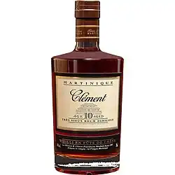 Bouteille de rhum vieux Clément, avec la couleur ambrée caractéristique de ces rhums