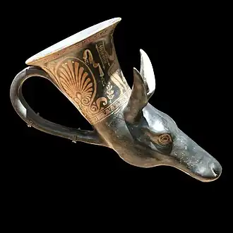 Rhyton en forme de daim. Apulie, Italie. Vase plastique. Céramique à figures rouges. IVe&nbsp;siècle AEC. M.A.M.