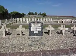 Le carré militaire avec le mémorial des soldats ribemontais.