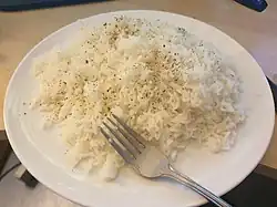 Plat de riz pour deux personnes.