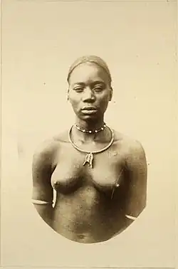 Femme Mangbetu, 1877–1880.