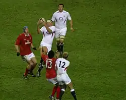 Phot montrant Rochard Hill captant le ballon en sautant.