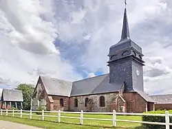 Le bâtiment suportant les cloches est à gauche du cliché.
