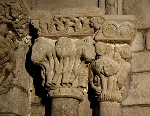 Chapiteaux à droite de l'ancien portail.