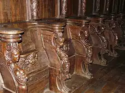 Quelques stalles du chœur des chanoines