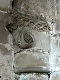 Chapiteau roman de l'arcade ouest vers la nef, avec des volutes d'angle.