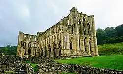 Église abbatiale de style gothique partiellement ruinée.
