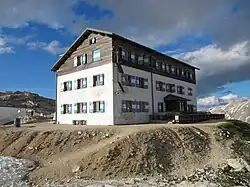 Le refuge Giovanni Pedrotti.