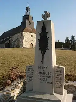 Le monument aux morts et l'église de Rigny.