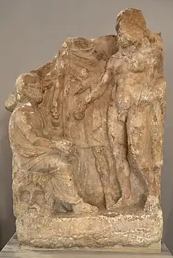 Stèle représentant Zeus Meilichios sous forme humaine, avec Hermès et Hercule. IIIe&nbsp;siècle&nbsp;av. J.-C., Athènes. Musée national archéologique d'Athènes.