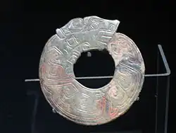 Disque de jade représentant un dragon enroulé, tombe de Fu Hao, musée de Shanghai.