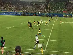 Au milieu du terrain, une joueuse avec le ballon franchit la défaite adverse de trois joueuses.